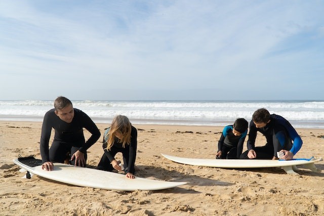  people preparig to surf